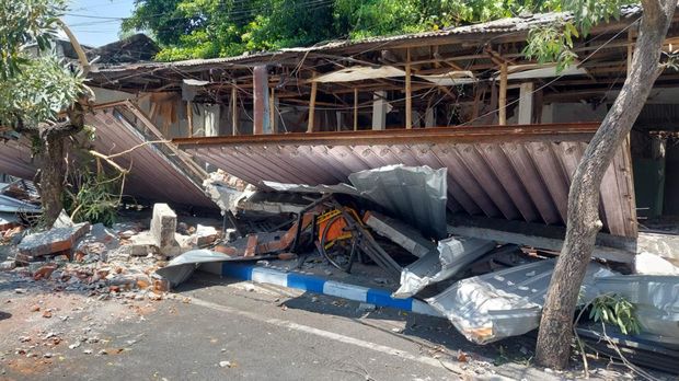 Evakuasi tukang becak yang tewas tertimpa pagar saat tidur.