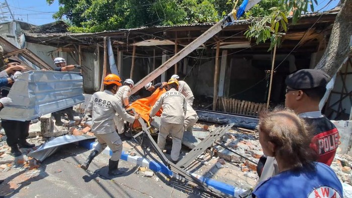 Evakuasi tukang becak yang tewas tertimpa pagar saat tidur.