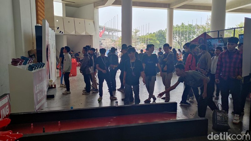 Grand Final FFML Season 8 resmi dimulai hari ini, Minggu (8/10/2023). Lokasi yang dipilih yakni Jakarta International Velodrome, dan tampilannya megah sekali. Cek foto-fotonya berikut.