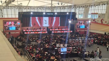 Sedangkan ini sisi kiri venue. Pengunjung pun masih terus berdatangan. Foto: (Panji Saputro/detikINET).