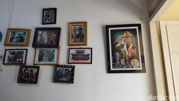 Foto-foto di rumah veteran TNI Sanjoto di Peterongan, Semarang, Sabtu (7/10/2023).