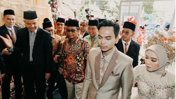 Ganjar dan Mahfud di acara pernikahan putra Mustofa Aqil Siroj. (Instagram Ganjar)
