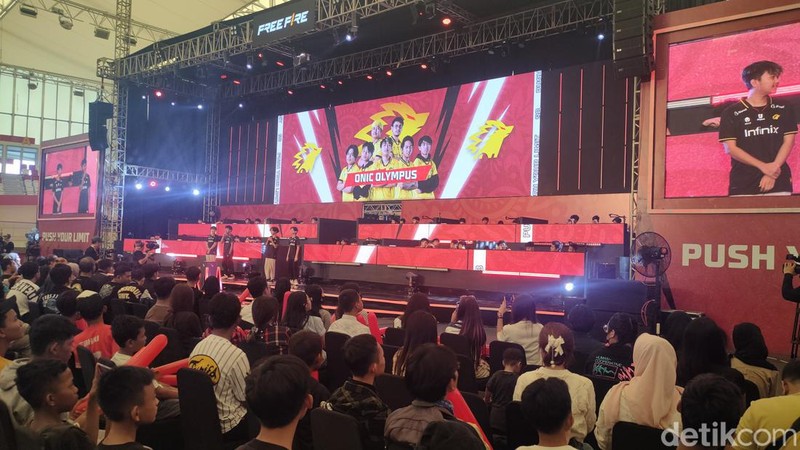Garena Indonesia resmi menggelar grand final FFML Season 8 hari ini, Minggu (8/10/2023). Total ada 12 tim yang bersaing untuk menyabet gelar juara dan total hadiah Rp 700 juta.