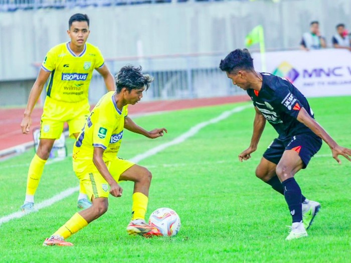 Babak pertama laga Gresik United vs Persipa Pati sudah berakhir. Skor sementara masih kacamata alias 0-0.