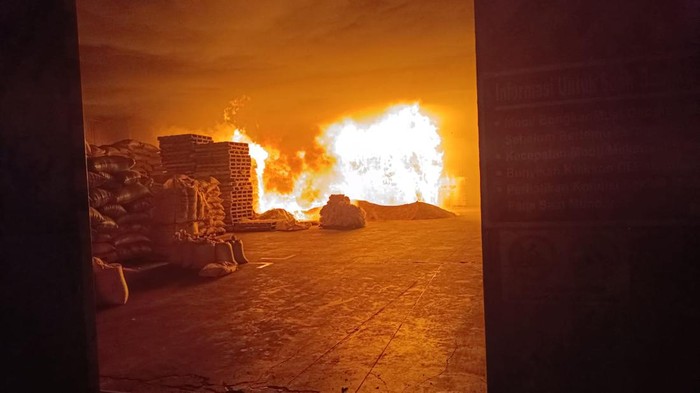 Gudang pangan ternak di Makassar terbakar.