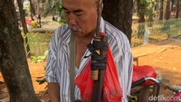 Pak Mbedud sudah mulai berjualan bakso sejak 1988. Dari dulu sampai sekarang, ia hanya berkeliling di area Gandaria. Foto: Detikcom / Atiqa Rana