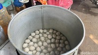 Per harinya, Pak Mbedud bisa menyiapkan 30 kg daging untuk membuat baksonya. Pak Mbedud pun hanya memilih daging sapi berkualitas. Foto: Detikcom / Atiqa Rana