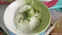 Pengunjung juga bisa melengkapinya dengan bihun atau mie kuning. Pak Mbedud pun murah hati memberi bihunnya. Foto: Detikcom / Atiqa Rana