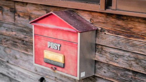 Ilustrasi kotak pos, surat, surat menyurat. (Freepik)