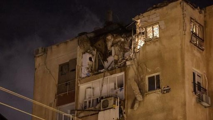A building in Tel Aviv is damaged by a rocket fired by Palestinian militants from the Gaza Strip on October 7, 2023. Palestinian militant group Hamas launched a surprise large-scale attack against Israel on October 7, firing thousands of rockets from Gaza and sending fighters to kill or abduct people as Israel retaliated with devastating air strikes. (Photo by JACK GUEZ / AFP)