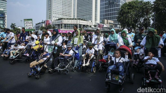 Sejumlah anak dan orangtua yang tergabung dalam Rumah Cerebral Palsy melakukan jalan santai di Bundaran HI, Jakarta, Minggu (8/10). Aksi itu untuk memperingati Hari Cerebral Palsy Sedunia.