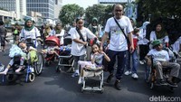 Dengan menggunakan stroller, para orang tua mengajak anak-anak jalan hingga beberapa kilometer. 