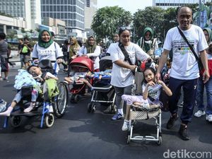 Jalan Santai Peringati Hari Cerebral Palsy di Bundaran HI