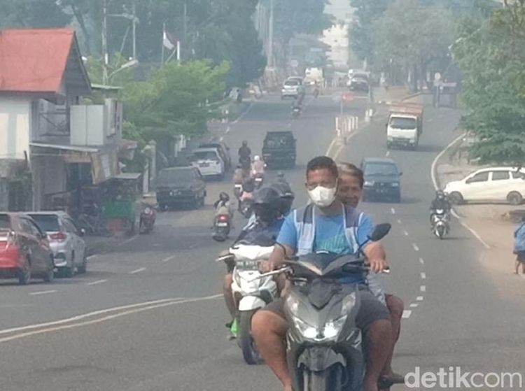 Potret Kabut Asap di Kota Jambi yang Sebabkan Jarak Pandang Terbatas