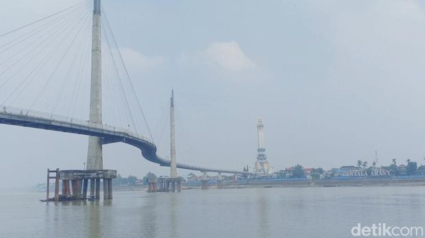 Jembatan terpanjang di Jambi Gentala Arasy tampak mulai diselimuti kabut asap. Kabut asap dari kebakaran hutan lahan itu dikeluhkan