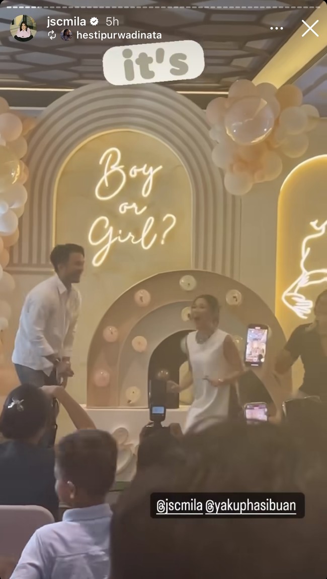 Mengetahui calon bayinya berjenis kelamin perempuan, Jessica Mila langsung terlihat kegirangan. Tak hanya Jessica, suaminya pun tampak memperlihatkan ekspresi yang sama. Foto: Instagram/@jscmila