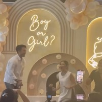 Mengetahui calon bayinya berjenis kelamin perempuan, Jessica Mila langsung terlihat kegirangan. Tak hanya Jessica, suaminya pun tampak memperlihatkan ekspresi yang sama. Foto: Instagram/@jscmila