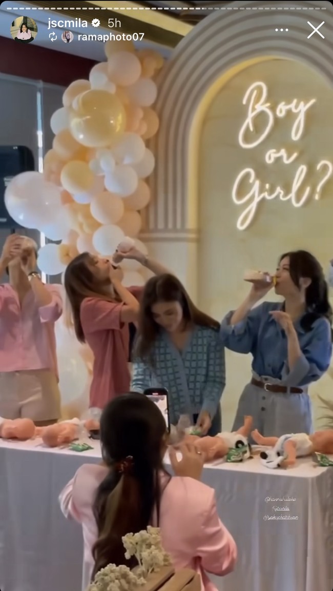 Acara gender reveal Jessica Mila itu juga terlihat semakin meriah dengan beragam permainan yang disediakan. Tampak para tamu yang hadir ikut bermain bersama. Foto: Instagram/@jscmila