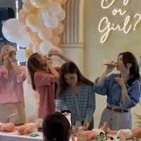 Acara gender reveal Jessica Mila itu juga terlihat semakin meriah dengan beragam permainan yang disediakan. Tampak para tamu yang hadir ikut bermain bersama. Foto: Instagram/@jscmila