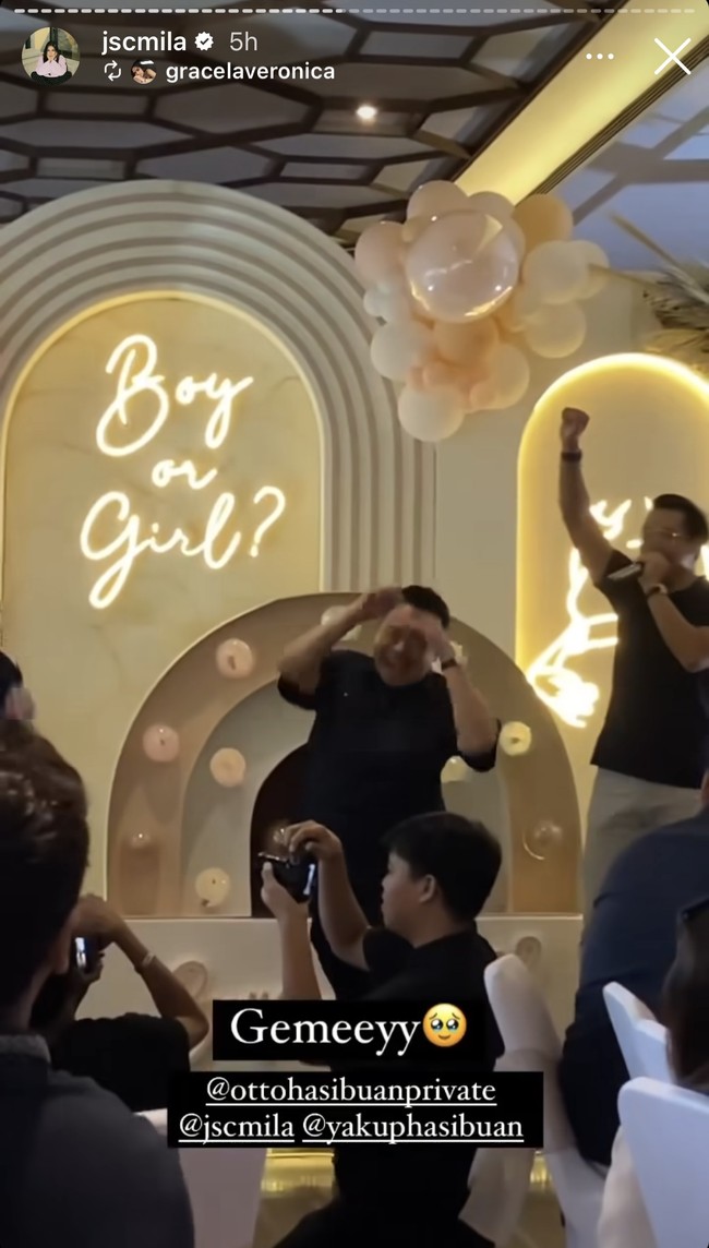 Tak hanya sekedar hadir, Otto Hasibuan juga ikut bermain untuk menebak jenis kelamin calon cucunya. Terlihat Otto yang tertawa dan meletakkan tangan di kedua tangannya usai memecahkan salah satu balon kecil untuk menebak jenis kelamin cucunya itu. Foto: Instagram/@jscmila