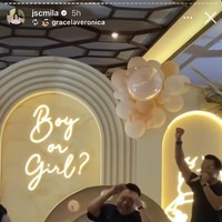 Tak hanya sekedar hadir, Otto Hasibuan juga ikut bermain untuk menebak jenis kelamin calon cucunya. Terlihat Otto yang tertawa dan meletakkan tangan di kedua tangannya usai memecahkan salah satu balon kecil untuk menebak jenis kelamin cucunya itu. Foto: Instagram/@jscmila