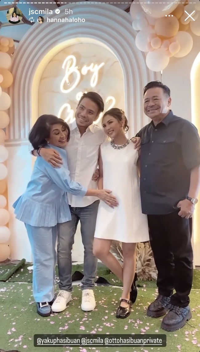 Orangtua Yakup, pengacara kondang Otto Hasibuan bersama istrinya, Norwati Damanik, juga terlihat hadir di acara gender reveal calon cucu mereka. Foto: Instagram/@jscmila