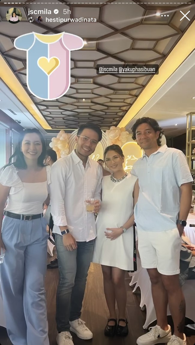 Dihadiri para kerabat dan sejumlah rekan artis, terlihat Jessica Mila dan Yakup kompak mengenakan busana berwarna putih. Baby bump di perut Jessica pun kini sudah mulai terlihat. Foto: Instagram/@jscmila