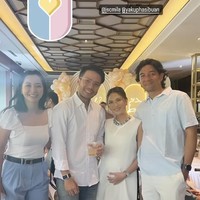 Dihadiri para kerabat dan sejumlah rekan artis, terlihat Jessica Mila dan Yakup kompak mengenakan busana berwarna putih. Baby bump di perut Jessica pun kini sudah mulai terlihat. Foto: Instagram/@jscmila