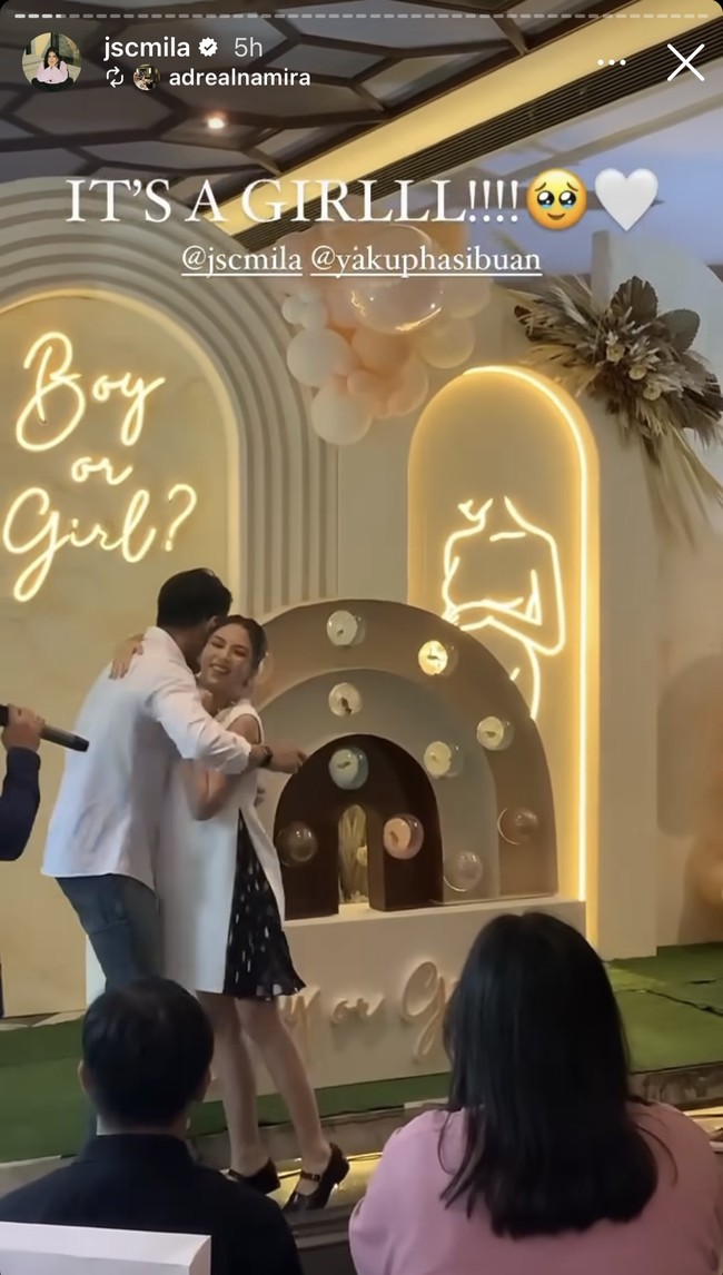 Jessica Mila dan Yakup Hasibuan menjadi yang terakhir memecahkan balon untuk menebak jenis kelamin sang buah hati. Sebelum memecahkan balon, keduanya tampak memamerkan kemesraan sejenak dengan saling berpelukan. Foto: Instagram/@jscmila