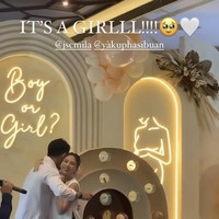 Jessica Mila dan Yakup Hasibuan menjadi yang terakhir memecahkan balon untuk menebak jenis kelamin sang buah hati. Sebelum memecahkan balon, keduanya tampak memamerkan kemesraan sejenak dengan saling berpelukan. Foto: Instagram/@jscmila