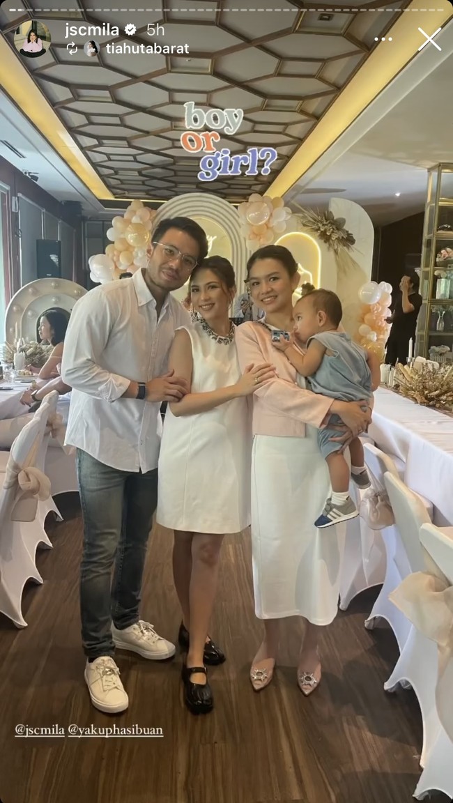 Setelah resmi menikah pada 5 Mei 2023, Jessica Mila dan Yakup Hasibuan kini tengah menantikan kehadiran anak pertama mereka. Baru-baru ini keduanya pun menggelar acara gender reveal untuk mengungkap jenis kelamin anak pertamanya itu. Foto: Instagram/@jscmila