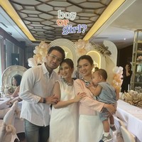 Setelah resmi menikah pada 5 Mei 2023, Jessica Mila dan Yakup Hasibuan kini tengah menantikan kehadiran anak pertama mereka. Baru-baru ini keduanya pun menggelar acara gender reveal untuk mengungkap jenis kelamin anak pertamanya itu. Foto: Instagram/@jscmila