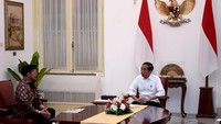 Dalam pertemuan ini, Jokowi duduk di tengah dan berbincang dengan SYL.