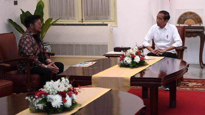 Presiden Joko Widodo (tengah) didampingi Mensesneg Pratikno (kanan) menerima mantan Menteri Pertanian Syahrul Yasin Limpo di Istana Merdeka, Jakarta, Minggu (8/10/2023). Presiden Jokowi menerima Syahrul Yasin Limpo setelah pengunduran dirinya sebagai Menteri Pertanian. ANTARA FOTO/Sigid Kurniawan/tom.