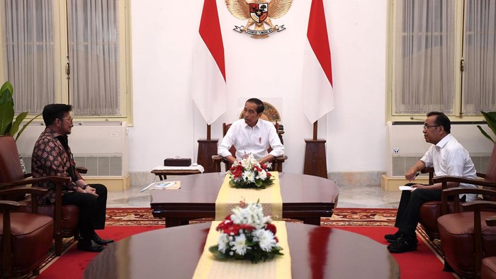 Presiden Joko Widodo (tengah) didampingi Mensesneg Pratikno (kanan) menerima mantan Menteri Pertanian Syahrul Yasin Limpo di Istana Merdeka, Jakarta, Minggu (8/10/2023). Presiden Jokowi menerima Syahrul Yasin Limpo setelah pengunduran dirinya sebagai Menteri Pertanian. ANTARA FOTO/Sigid Kurniawan/tom.