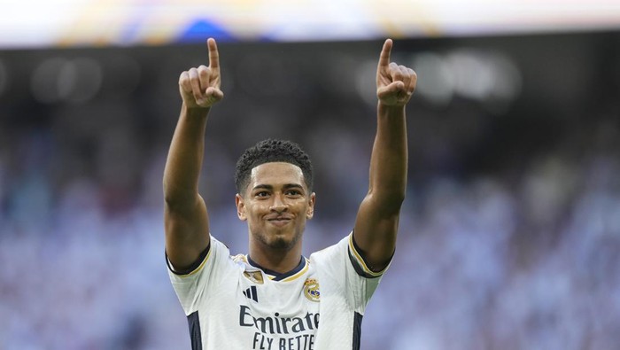 Real Madrids Jude Bellingham celebrates after scoring his sides opening goal during Spanish La Liga soccer match between Real Madrid and Osasuna at the Santiago Bernabéu stadium in Madrid, Spain, Saturday, Oct. 7, 2023. (AP Photo/Jose Breton)
