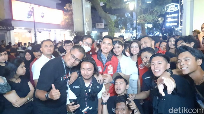 Kaesang Pangarep safari politik ke Braga Bandung ditemani sang istri