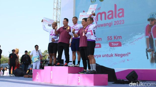 Kapolri Jenderal Listyo Sigit Prabowo berfoto bersama para juara Tour of Kemala 2nd Series 2023.
