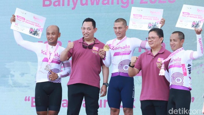 Kapolri Jenderal Listyo Sigit Prabowo berfoto bersama para juara Tour of Kemala 2nd Series 2023.