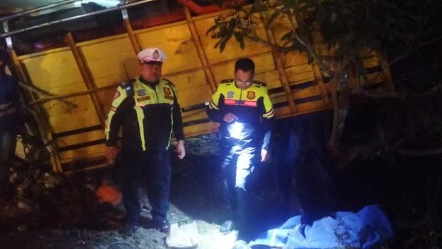 kecelakaan di malang truk tabrak rumah warga