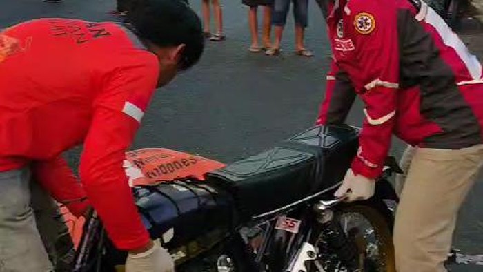 Kecelakaan maut di Mojokerto menewaskan pengendara motor.