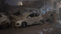 Tidak hanya bangunan, sejumlah mobil juga mengalami rusak parah usai dihantam roket Hamas. AP Photo/Moti Milrod.
