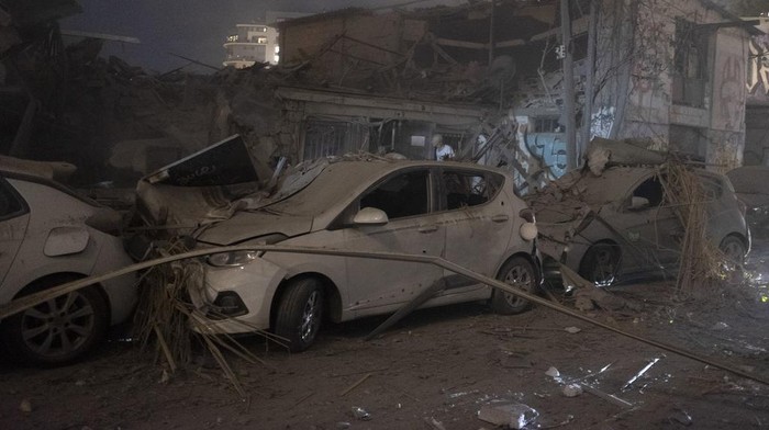 Kerusakan Akibat Serangan Roket Hamas ke Israel Kelompok Hamas menembakkan ribuan roket ke wilayah Israel, Sabtu (7/10/2023) waktu setempat. Sejulah bangunan hingga mobil rusak akibat serangan tersebut.