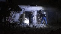 Pejabat Israel menyebut korban tewas akibat serangan mendadak Hamas di wilayahnya menjadi 300 orang. Menurut media Israel, lebih dari 1.500 orang lainnya terluka. AP Photo/Moti Milrod.  