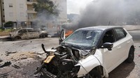Sejumlah mobil terbakar usai diterjang roket Hamas. AP Photo/Ohad Zwigenberg.  
