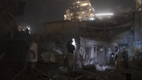 Sejumlah bangunan di Tel Aviv, Israel, rusak usai dihamtan roket Hamas. AP Photo/Moti Milrod.  
