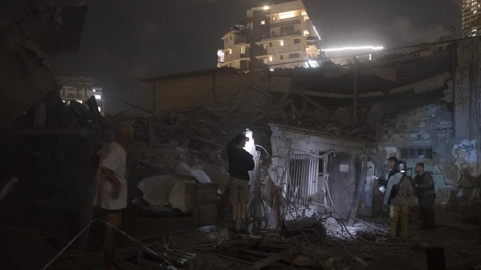 Kerusakan Akibat Serangan Roket Hamas ke Israel Kelompok Hamas menembakkan ribuan roket ke wilayah Israel, Sabtu (7/10/2023) waktu setempat. Sejulah bangunan hingga mobil rusak akibat serangan tersebut.