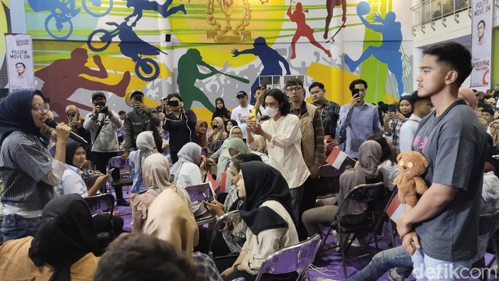 Ketum PSI Kaesang Pangarep saat berdiskusi bersama para anak muda Jabar di Bandung