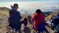 Bersama teman menikmati pemandangan matahari terbit di Puncak Triangulasi