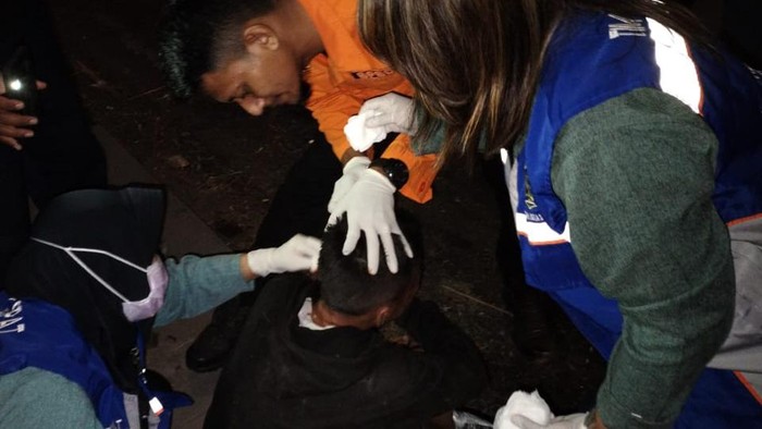 Korban pengeroyokan orang tak dikenal saat mendapat perawatan di Margomulyo, Surabaya.